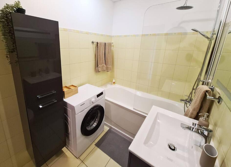 Stylish Apartment With Parking & Spacious Balcony Riga Dış mekan fotoğraf